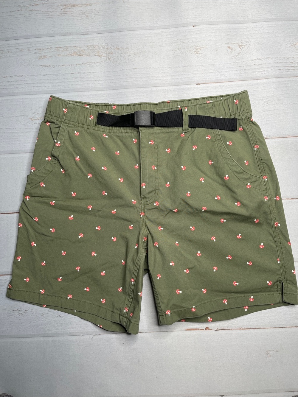 Duluth Shorts 12 Green Mushrooms Belted Waist Longer Inseam Like New Ladies